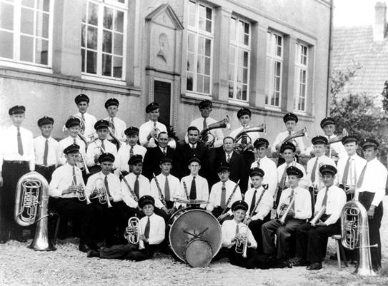 E:\_Musikverein\Internet\Verein\Vereinsgeschichte\1953 Vereinsbild-2.jpg